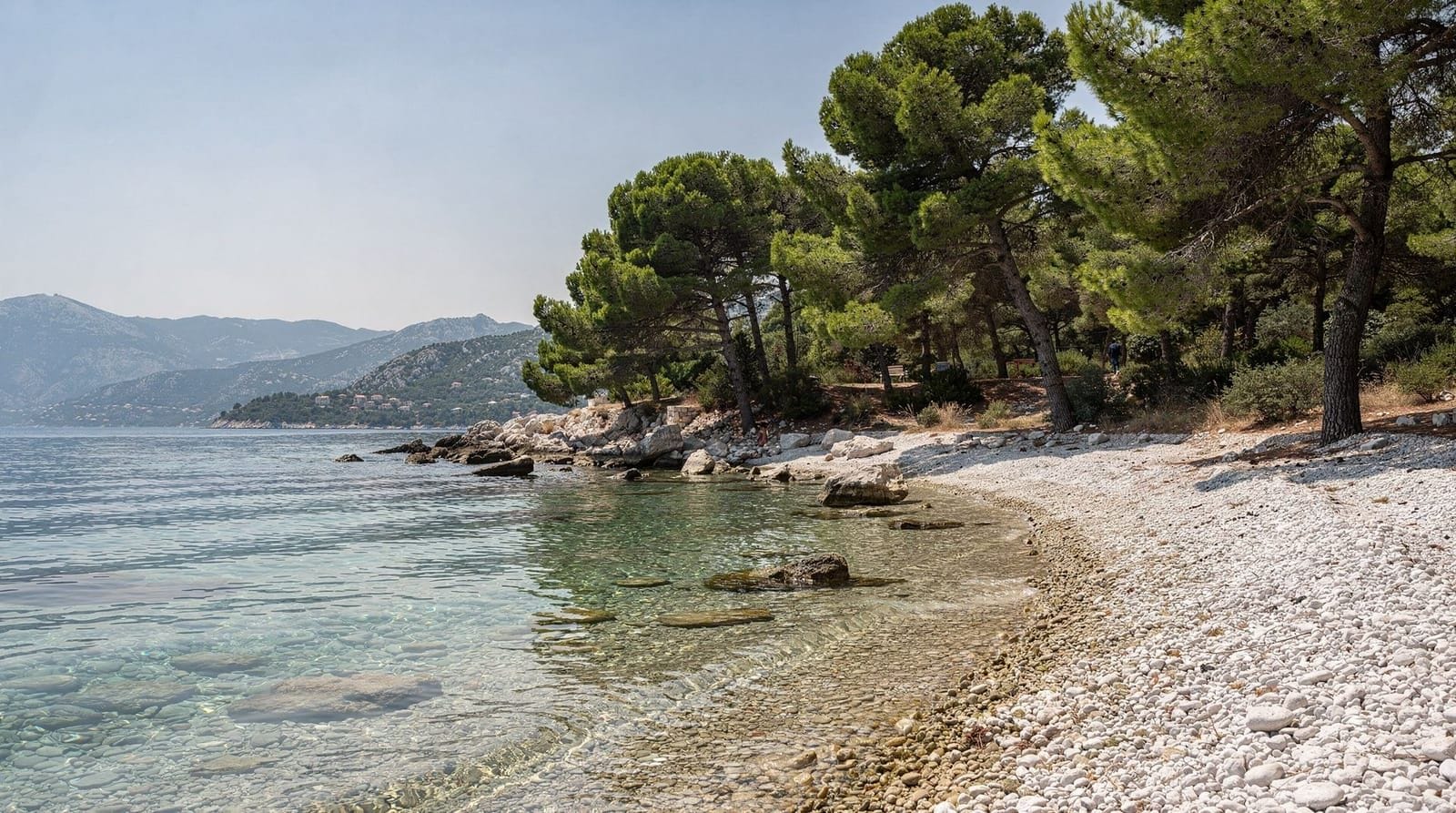 Die besten Strände nahe Split – Stadtbäder und Insel-Ausflüge — Splits beste Strände: Stadtoptionen, Hvar, Brač und Vis per Fähre, plus Makarska
