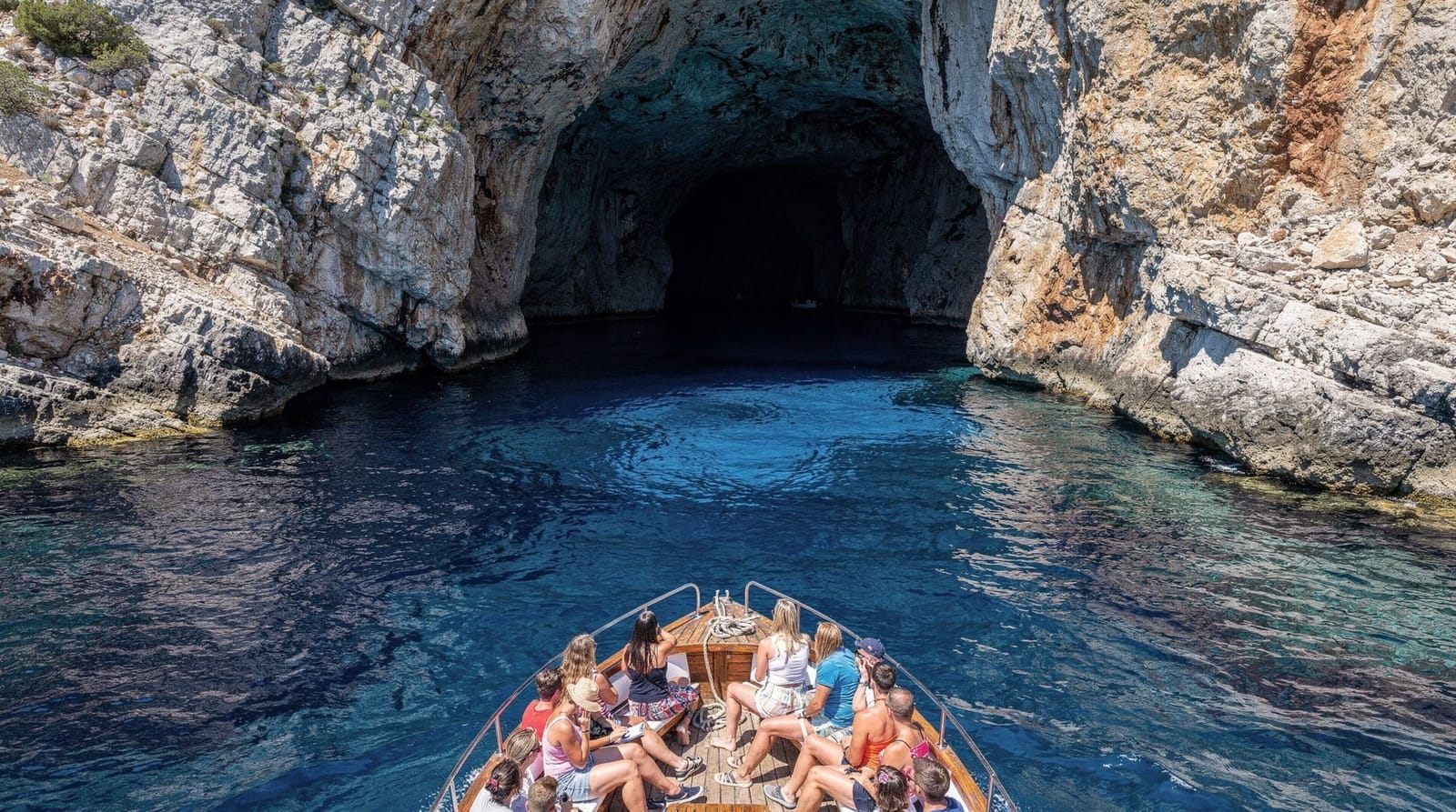 Tagesausflug Blaue Höhle ab Split – Fünf Inseln, Hvar und was einen erwartet — Blaue Höhle Tagesausflug ab Split: 5-Inseln-Schnellboot, Warteschlangen, 5 min i
