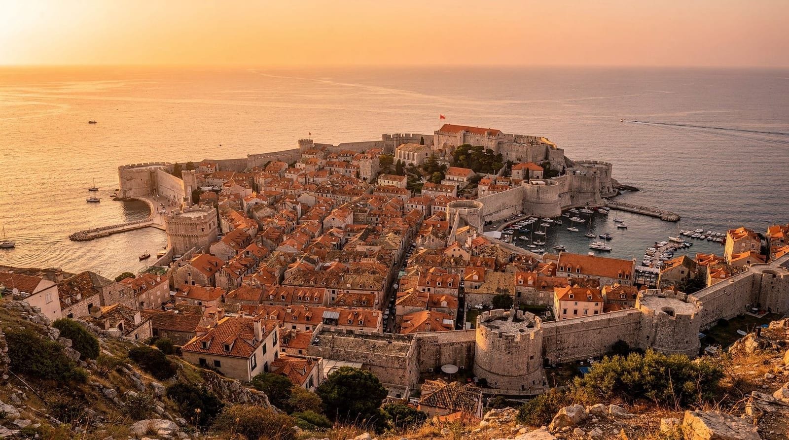 Goldene Stunde in Dubrovnik: Die besten Orte und Zeiten zum Fotografieren — Dubrovnik zur goldenen Stunde fotografieren: Berg Srđ bei Sonnenuntergang, Stadt