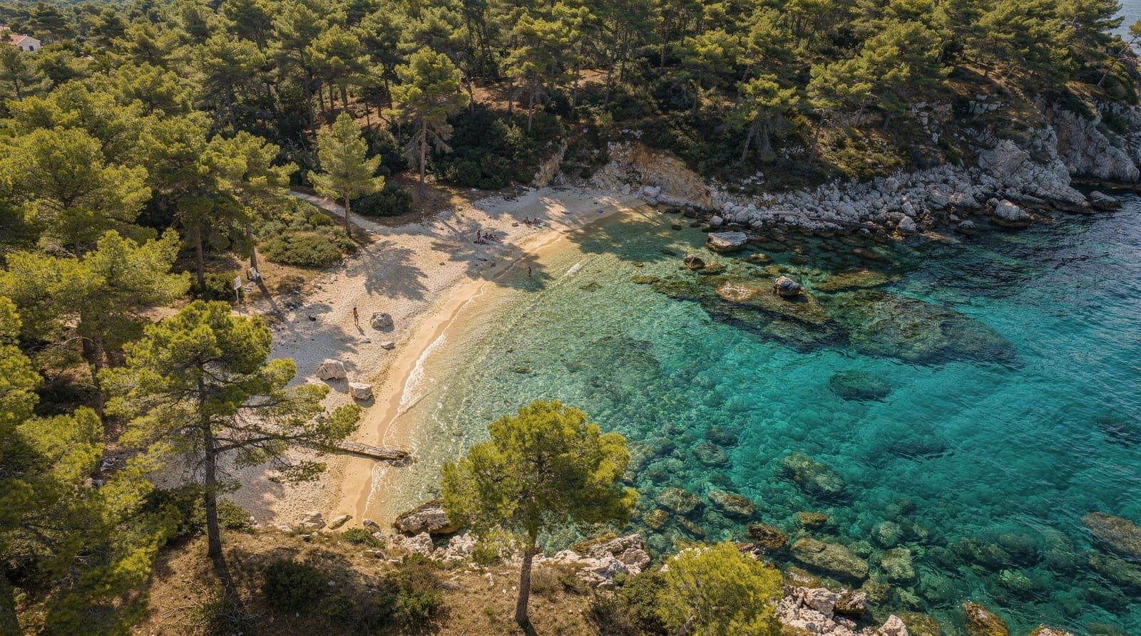 Naturistenstrände in Kroatien — Kompletter FKK-Guide — Kroatien hat eine der stärksten Naturisten-Traditionen Europas. Kompletter FKK-G