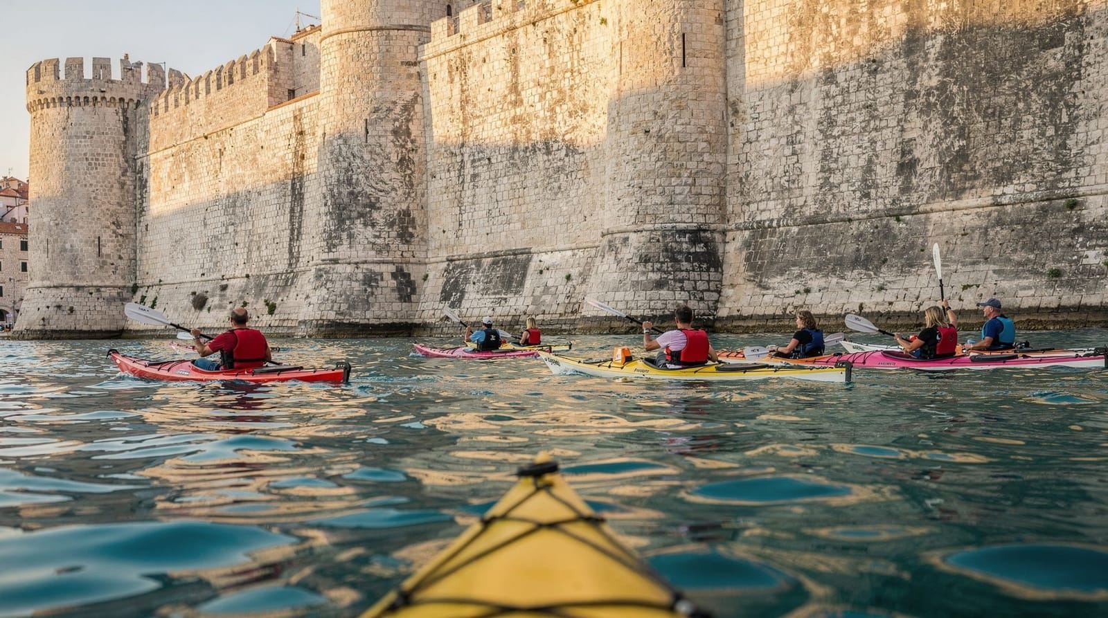 Seekajak in Dubrovnik: Routen, Touren und was Sie erwartet — Seekajak in Dubrovnik: Routen an den Stadtmauern entlang, Morgen- vs. Sonnenunte