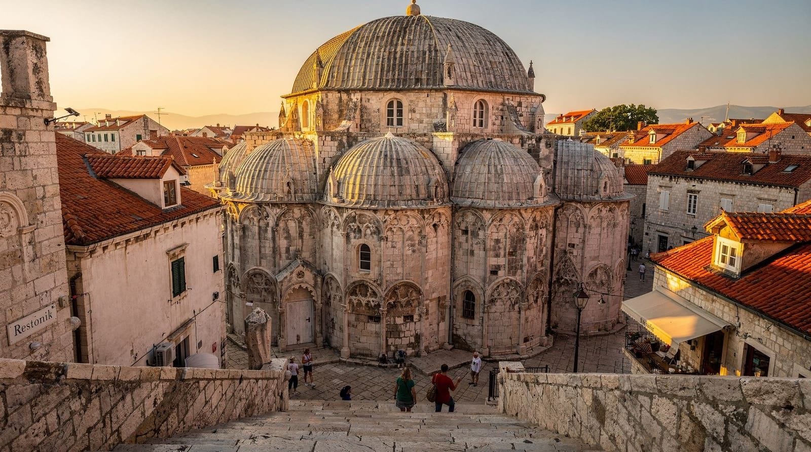 Šibeniks Kathedrale des Heiligen Jakobus: der Reiseführer — Šibeniks Kathedrale ist ganz aus Stein ohne Mörtel erbaut — ein UNESCO-Meisterwe