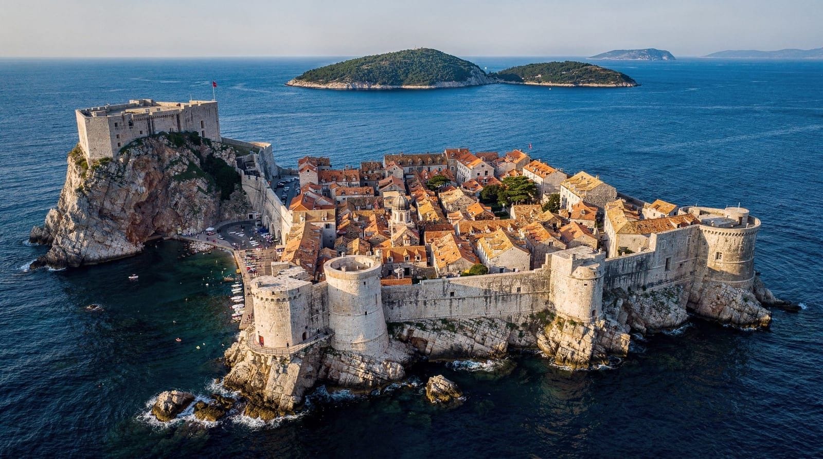 Luftaufnahme der Altstadt von Dubrovnik und ihrer Stadtmauern über dem türkisfarbenen Adriatischen Meer