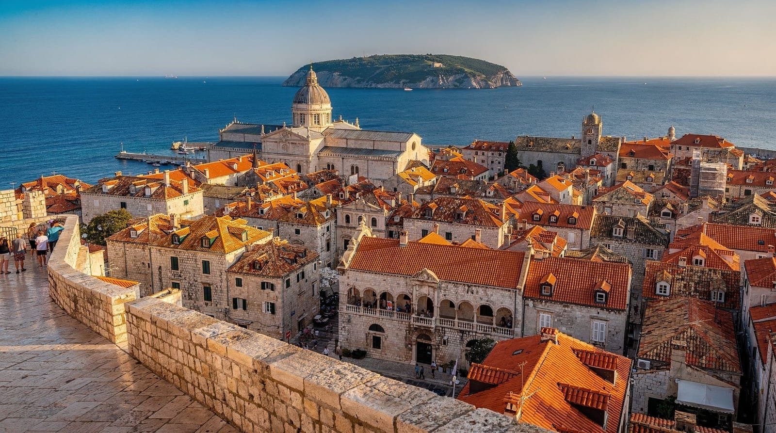 Dubrovnik-Kurzurlaub: 4-Tage-Städtereise-Reiseplan — 4-Tage-Dubrovnik-Kurzurlaub: Stadtmauern, Altstadt, Lokrum-Insel, Seilbahn und T